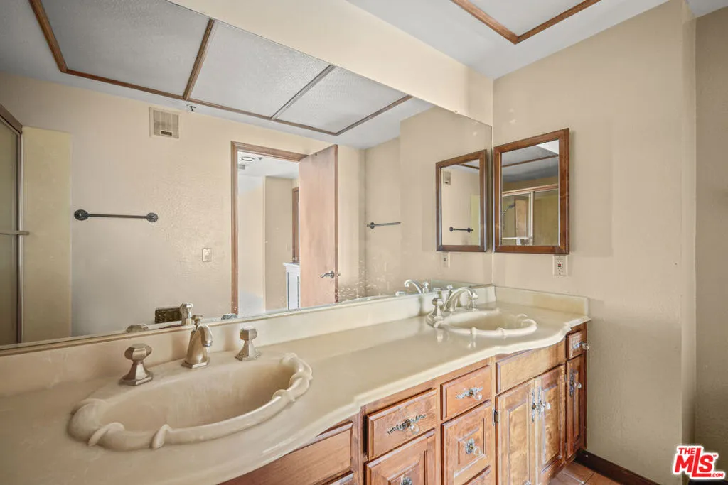 880 W 1st St 304, Los Angeles, California 90012 home-pic-22